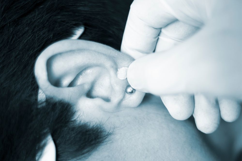Ο βελονισμός στο αυτί είναι μια εναλλακτική θεραπεία που μπορεί να βοηθήσει σε κοινά προβλήματα υγείας, από χρόνιο πόνο μέχρι προβλήματα πέψης. 